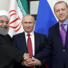 Putin, en el centro, con Erdogan (derecha) y Rouhani, en la reunión sobre Siria en Sochi.-/ AFP / MIKHAIL METZEL