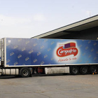 Un camión carga en un muelle de la fábrica olvegueña de Campofrío. / VALENTÍN GUISANDE-
