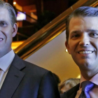 Eric Trump (izquierda) y Donald Trump Jr, vicepresidentes ejecutivos de la Trump Organization, posan para una foto en un evento de Scion Hotels, división de los hoteles de Trump, el 5 de junio en Nueva York.-AP / KATHY WILLENS
