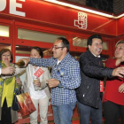 A las puertas de la sede del PSOE en la capital se vivieron momentos de euforia con la mayoría absoluta de Carlos Martínez y el gran resultado en la provincia. El brindis de la victoria.-VALENTÍN  GUISANDE
