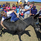 Los participantes en la carrera tuvieron que demostrar la destreza con los burros-M.T.