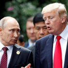 Trump y Putin en la cumbre de la APEC en Vietnam, el pasado mes de noviembre.-JORGE SILVA (REUTERS)