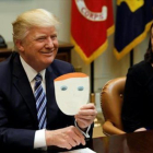 Trump muestra una tarjeta enviada por un niño, en la Casa Blanca.-REUTERS / KEVIN LAMARQUE