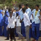 Estudiantes de la Universidad de Garissa, en Kenia, evacuados después del ataque yihadista.-Foto: AP