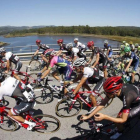 El pelotón de la Vuelta, en la etapa de hoy que ha terminado en el Mirador de Ézaro.-EFE / JAVIER LIZÓN