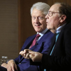 Bill Clinton y James Patterson, durante una rueda de prensa promocional, este lunes en Nueva York.-/ AP