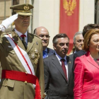 Felue VI saluda a Luis Gallego, presidente de Iberia, en presencia de Antonio Vázquez, presidente de IAG (entre ambos).-CHEMA MOYA