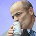 El consejero delegado de Anheuser-Busch InBev, Carlos Brito, antes de una junta general de accionistas en Bruselas.-OLIVIER HOSLET / EFE