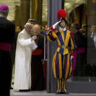 El Papa llega, ayer, a la sesión de clausura del sínodo sobre la familia, en el Vaticano.-EFE / EPA / ANGELO CARCONI
