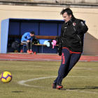 López Garai golpea el balón en un entreno de esta semana en el anexo de Los Pajaritos.-Valentín Guisande