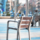 Pensionistas sentados en un bancos de Barcelona.-MARC SÁNCHEZ