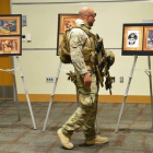 Un policía contempla algunas de las caricaturas exhibidas en el centro cultural de Garland donde ha tenido lugar el tiroteo.-Foto:   EFE / LARRY W. SMITH