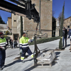 Visita del alcalde, ayer, a las obras de Calixto Pereda.-MARIO TEJEDOR