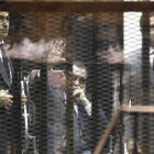 Imagen de archivo fechada el 9 de mayo de 2015 que muestra al expresidente egipcio, Hosni Mubarak (centro), flanqueado por sus hijos durante un juicio en la Academia de Policía de El Cairo (Egipto).-Foto: KHALED ELFIQI / EFE