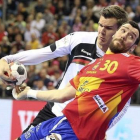 El alemán Erik Schmidt tapona el tiro de Gedeón Guardiola durante la final del europeo de balonmano.-EFE / STANISLAW ROZPEDZIK