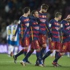 Los jugadores del Barça regresan a los vestuarios mientras los del Espanyol saludan a su afición en el Camp Nou.-