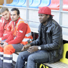 Ibrahima sentado al lado del banquillo en el encuentro disputado ante el Granada. / ÚRSULA SIERRA-