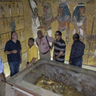 El egiptólogo británico Nicholas Reeves (segundo por la izquierda) habla con el ministro egipcio de Antigüedades, Mamduh al Damati (de amarillo), en la sala de la sepultura del rey Tutankamón, en Luxor, este lunes.-EFE / STRINGER