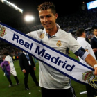 Cristiano Ronaldo, con una bufanda del Madrid.-REUTERS / JON NAZCA