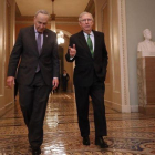 El líder demócrata en el Senado, Charles Schumer (a la derecha), y el líder de los republicanos, Mitch McConnell.-CHIP SOMODEVILLA / AFP