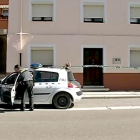 Un coche de la Guardia Civil ante la vivienda donde ocurrieron los hechos, ayer en Peñafiel.-- LA 8 TELEVISIÓN