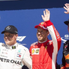 Sebastian Vettel ha logrado hoy la pole en Canadá, siendo más veloz que Valtteri Bottas, a la izquierda, y Max Verstappel, a la derecha.-AP / RYSN TRMIORZ