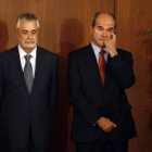 José Antonio Griñán (izquierda), junto al también expresidente andaluz Manuel Chaves, ambos implicados en el caso de los ERE, en septiembre del 2013, en Sevilla.-Foto:   REUTERS / MARCELO DEL POZO