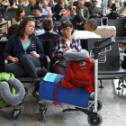 Pasajeros esperando en el aeropuerto de Heathrow el pasado mayo.-REUTERS / NEIL HALL