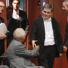 El ministro de Finanzas griego, Euclides Tsakalotos (derecha) estrecha la mano de su homólogo alemán, Wolfgang Schäuble, este viernes, en Bruselas.-Foto:   EFE / OLIVIER HOSLET
