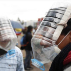 Manifestantes se protegen con máscaras antigases artesanales en Ecuador.-EFE
