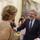 El ministro de Educación Méndez de Vigo saluda a la 'consellera' Rigau en la Conferencia Sectorial de Educación, en una foto de archivo.-AGUSTÍN CATALÁN