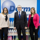Julio, Raquel y Sarai Molina(derecha) padre e hijas gerentes de la empresa Dermo.-NURIA PUENTES