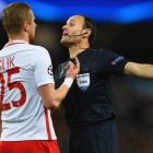 Mateu Lahoz discutiendo con Glik, futbolista del Mónaco, durante el encuentro contra el Manchester City-LAURENCE GRIFFITHS