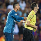 Momento en el que Cristiano Ronaldo empuja a De Burgos en el Camp Nou.-GETTY IMAGES