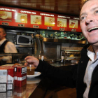 Un fumador toma un café en un bar de Soria antes de la prohibición. / VALENTÍN GUISANDE-