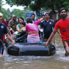 Voluntarios ayudan a evacuar a vecinos de las zonas inundadas en Kozhikode. /-AFP