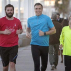Pedro Sánchez corre junto a dos simpatizantes, este lunes en Cádiz.-EFE / ROMÁN RÍOS