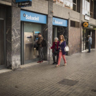 Oficinas de Banc Sabadell y CaixaBank.-CARLOS MONTANYES