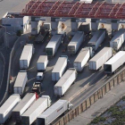 Un grupo de camiones espera su turno en una autovía.-HDS