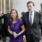 Mariano Rajoy y su esposa, Elvira Fernández, a la salida de la iglesia de Santa María del Sar, en Santiago, tras una boda.-/ EFE