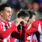 Giménez celebra su gol al Eibar junto al otro central del Atlético, el montenegrino Savic.-ANDER GILLENEA