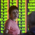 Paneles de cotizaciones de la Bolsa China en un sociedad de inversión de Hangzhou.-