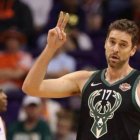 Pau Gasol, con su nueva camiseta.-AFP