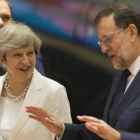 La primera ministra británica, Theresa May, y el presidente del Gobierno español Mariano Rajoy.-EFE / OLIVIER HOSLET