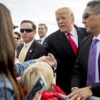 Trump (centro) saluda a varios ciudadanos a su llegada al aeropuerto internacional de Saint Louis, el 29 de noviembre.-/ AP / ANDREW HARNIK