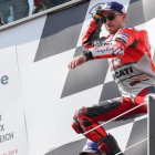 Jorge Lorenzo (Ducati) protagoniza su típico salto en el podio de Spielberg tras lograr su tercera victoria de la temporada. /-ALEJANDRO CERESUELA