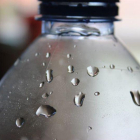 Una botella de agua.-