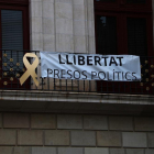 Pancarta en la fachada del Ayuntamiento de Reus repuesta después de que militantes de Ciudadanos la arrancaran. /-MAR ROVIRA (ACN)