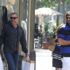 George Michael y su novio, Fadi Fawaz, de compras por el Barcelona, en julio del 2012.-ELISENDA PONS