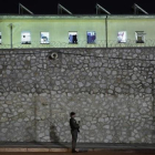 Fotografía de archivo de un agente de policia haciendo guardia frente la cárcel de Korydallos, en Atenas.-AP / PETROS GIANNAKOURIS